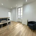 Deux Appartements Lumineux Situes Dans Le Quartier Historique De La Rue Du Bac