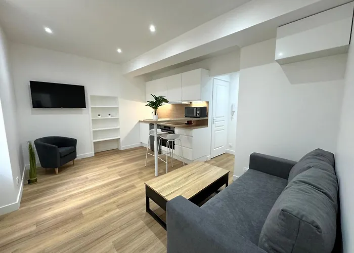 Deux Appartements Lumineux Situes Dans Le Quartier Historique De La Rue Du Bac