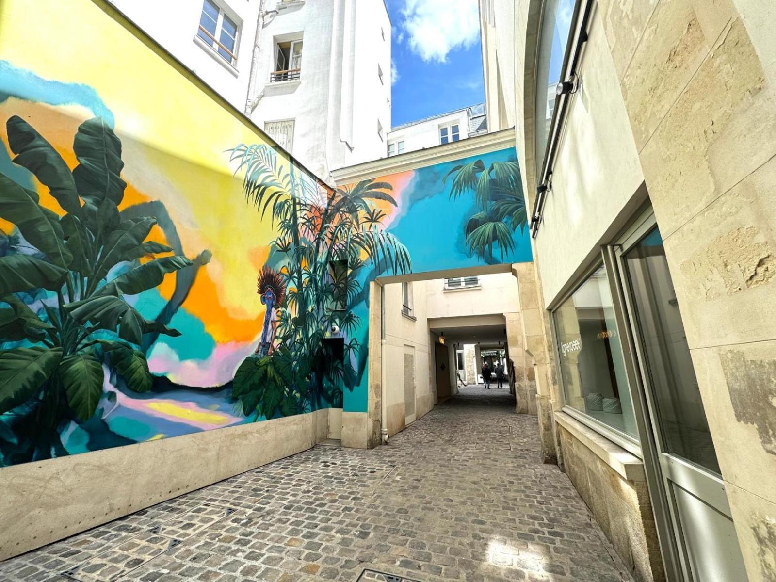 Deux Lumineux Situes Dans Le Quartier Historique De La Rue Du Bac Paris
